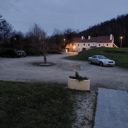 La Chambre Et Le Studio Du Chateau Du Golf De Bernalmont Льеж Экстерьер фото