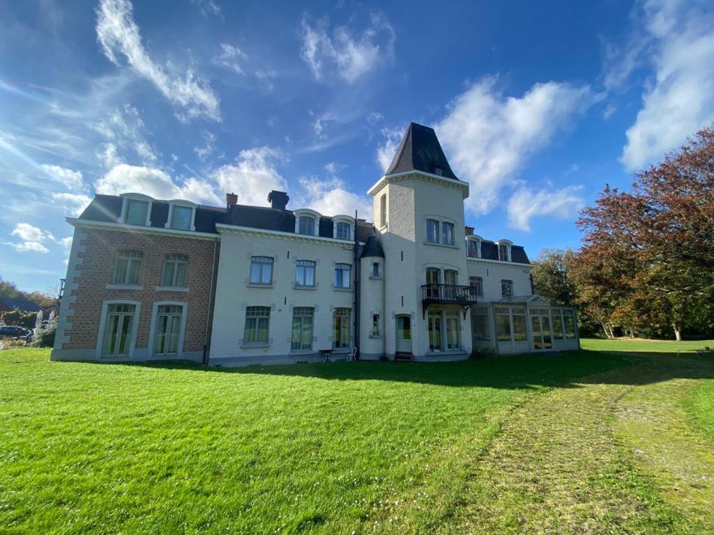 La Chambre Et Le Studio Du Chateau Du Golf De Bernalmont Льеж Экстерьер фото